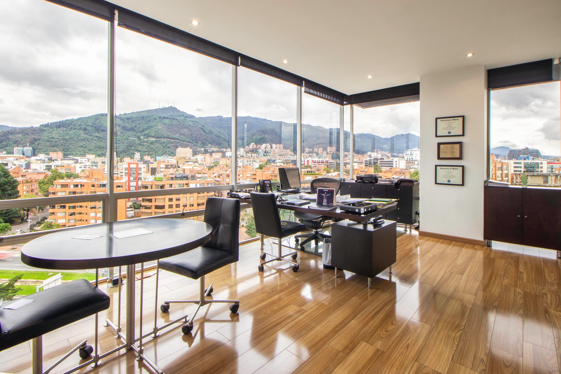 Despacho de Serrano Estudio Legal con vistas a la ciudad