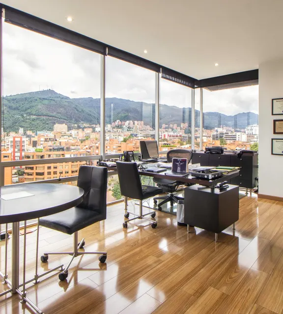 Despacho de Serrano Estudio Legal con vistas a la ciudad